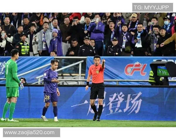 申花与天津激战正酣比赛结果揭晓引发球迷热议